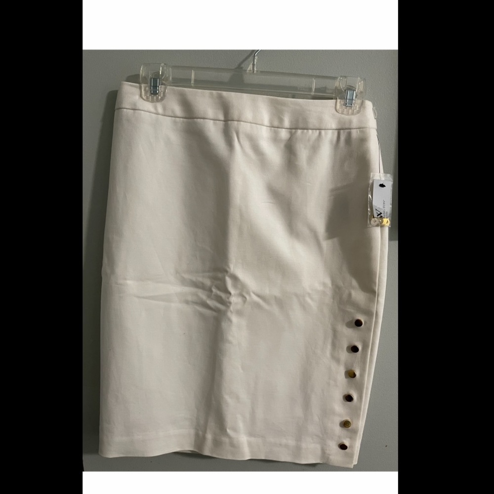 Worthington white skirt with gold white detail 😍